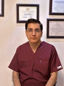 دکتر هومن بختیارکیا جراح دندانپزشک و ایمپلنتولوژیست، دندانپزشکی طرف قرارداد با بیمه تجارت نو در تهران، نمونهکارهای درمانی و زیبایی