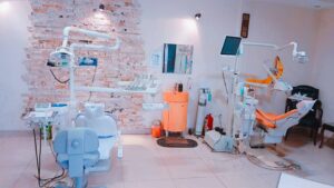 گروه دندانپزشکی دکتر هومن بختیارکیا، دندانپزشکی طرف قرارداد با بانک مرکزی در تهران، خدمات ایمپلنت و جراحی فک